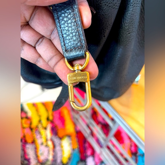 Louis Vuitton Shoulder Bag Monogram Mahina XL Black - Picture 5 of 11